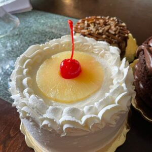 Pastel de Vainilla con Crema y Piña