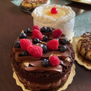 Pastel de Chocolate Con Fresas y Moras